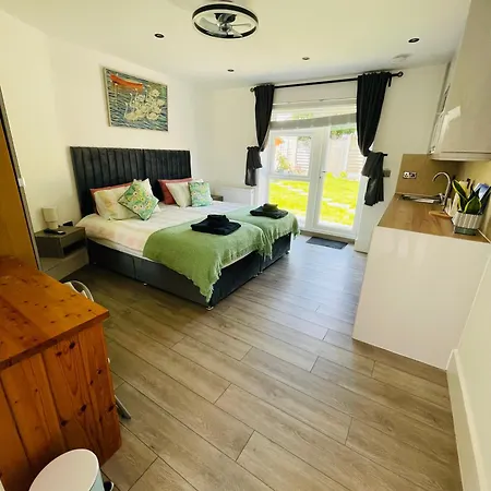 Tudor Close Nw9 8Su
